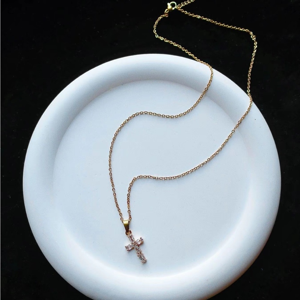 Cross Necklace ✨NWT✨ - Picture 5 of 7